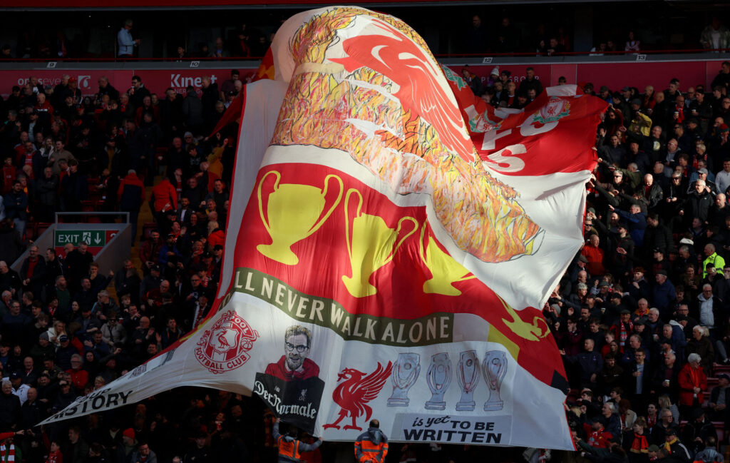 Liverpool fans fremviser en tifo