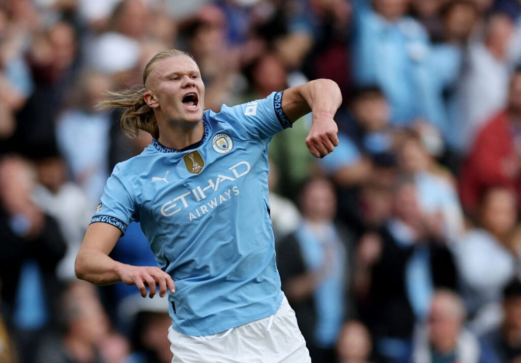 Erling Haaland jubler under en kamp for Manchester City.