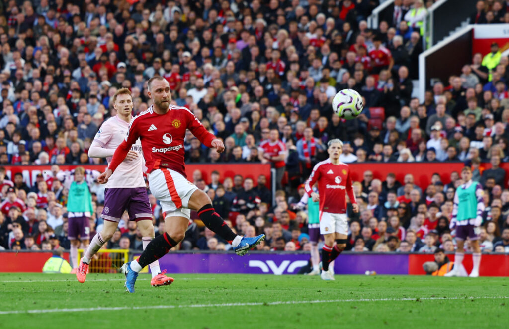 Christian Eriksen sparker over mål for Manchester United.