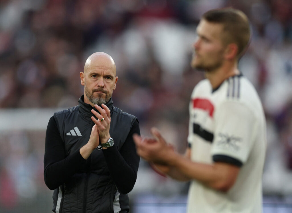 Manchester United-manager Erik ten Hag klapper efter nederlaget til West Ham.