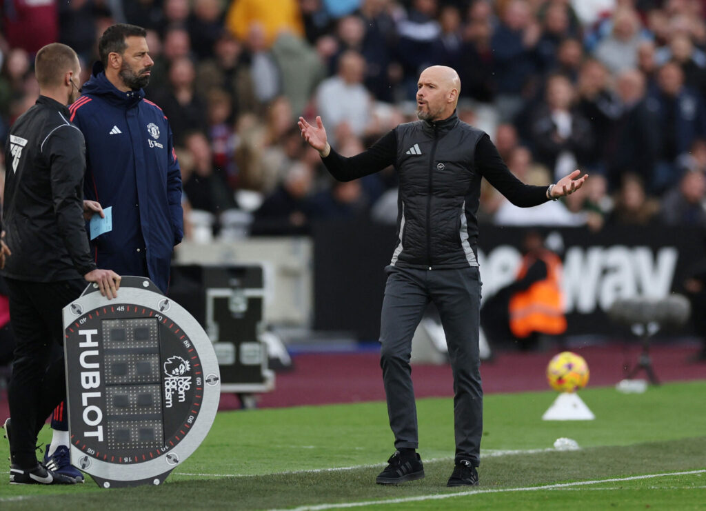 Erik ten Hag slår ud med armene overfor fjerdedommeren under kampen mellem Manchester United og West Ham.