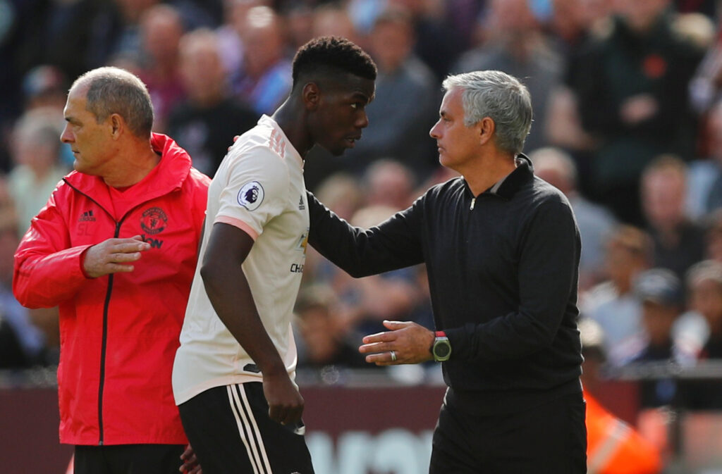 Paul Pogba og José Mourinho taler sammen.