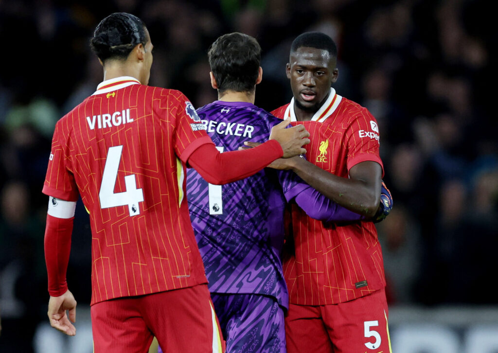 Alisson Becker, Ibrahima Konate og Virgil van Dijk jubler sammen.