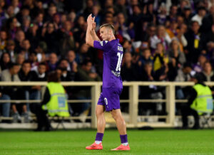 Albert Gudmundsson klapper ud til publikum.