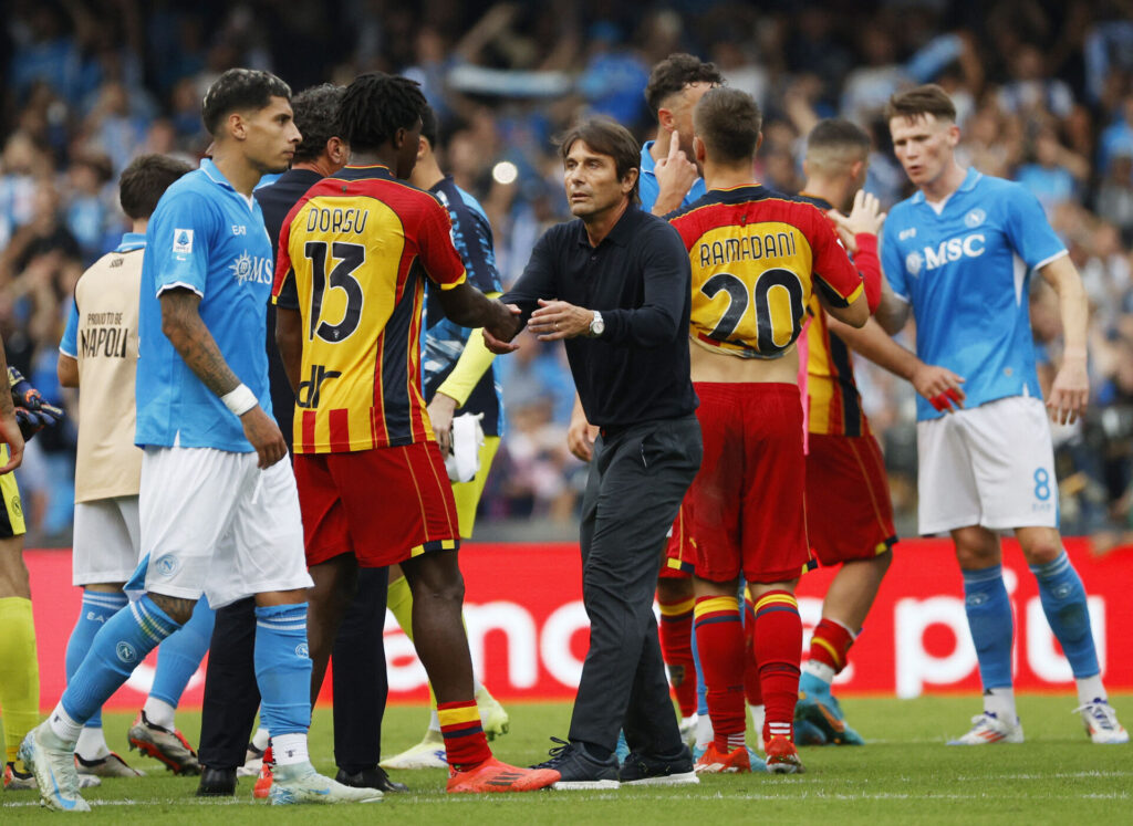 Napoli-træner Antonio Conte tager fat i Lecces dansker Patrick Dorgu efter kampen.