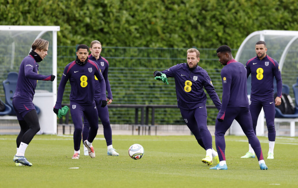 Harry Kane jagter bolden under en træning med det engelske landshold.