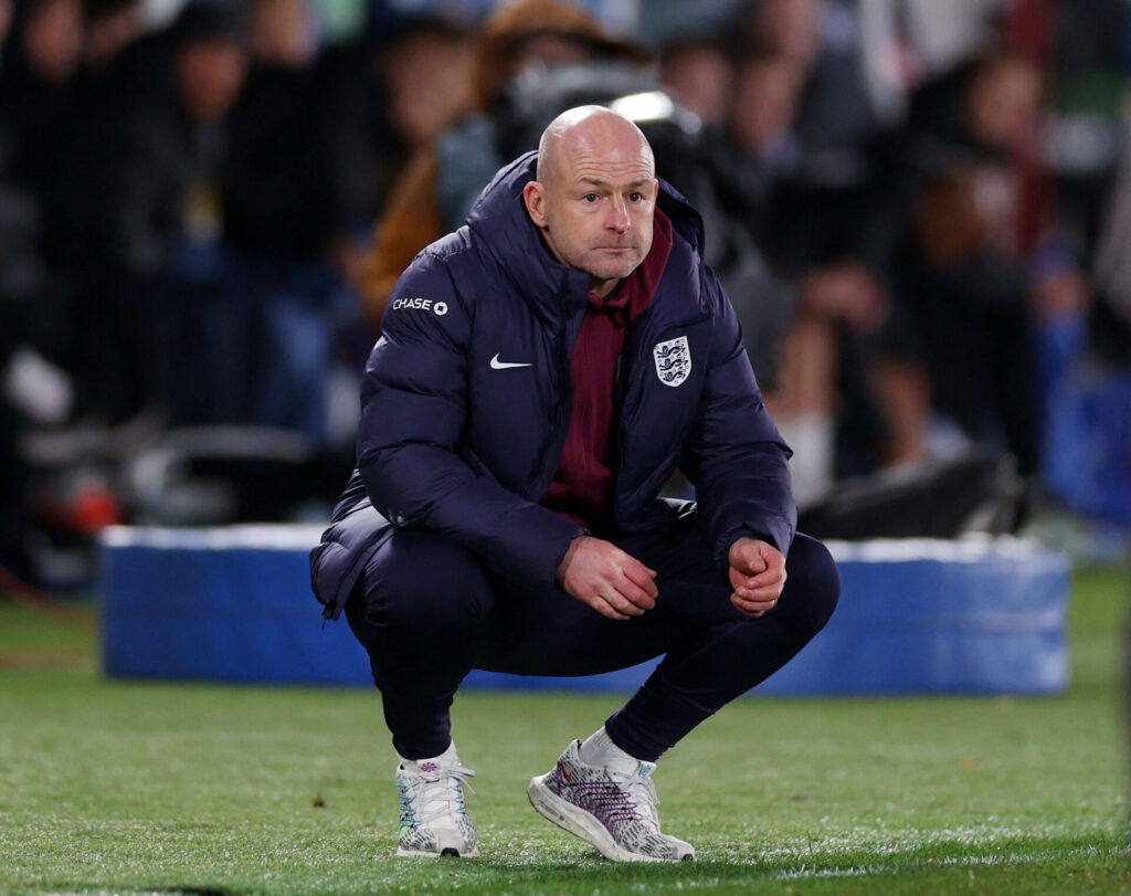 Lee Carsley sidder på hug under Nations League-kampen mellem Finland og England.