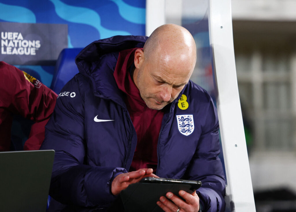 Lee Carsley kigger på en iPad under kampen mellem Finland og England.