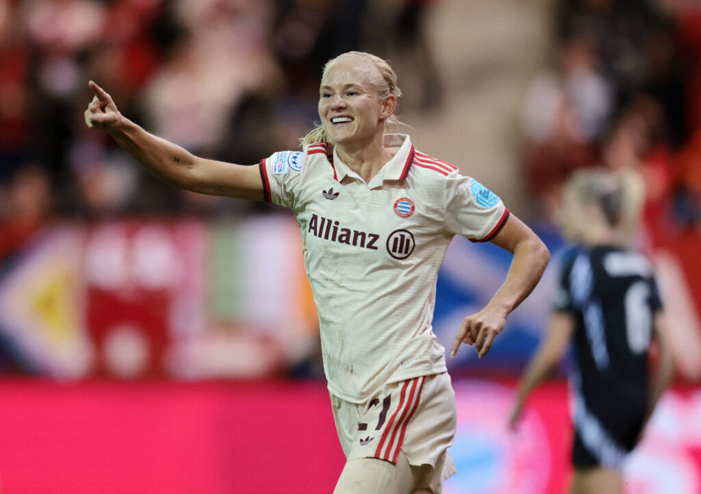 Pernille Harder fejrer en scoring under kampen mellem Bayern München og Arsenal.