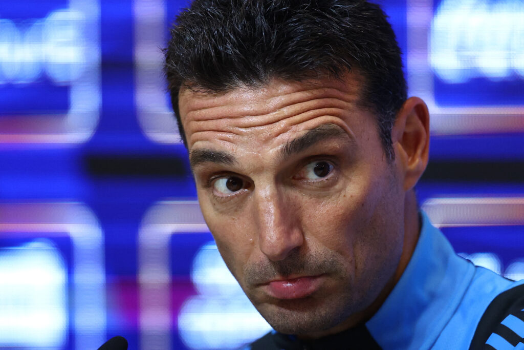 Lionel Scaloni på et pressemøde for det argentinske landshold.