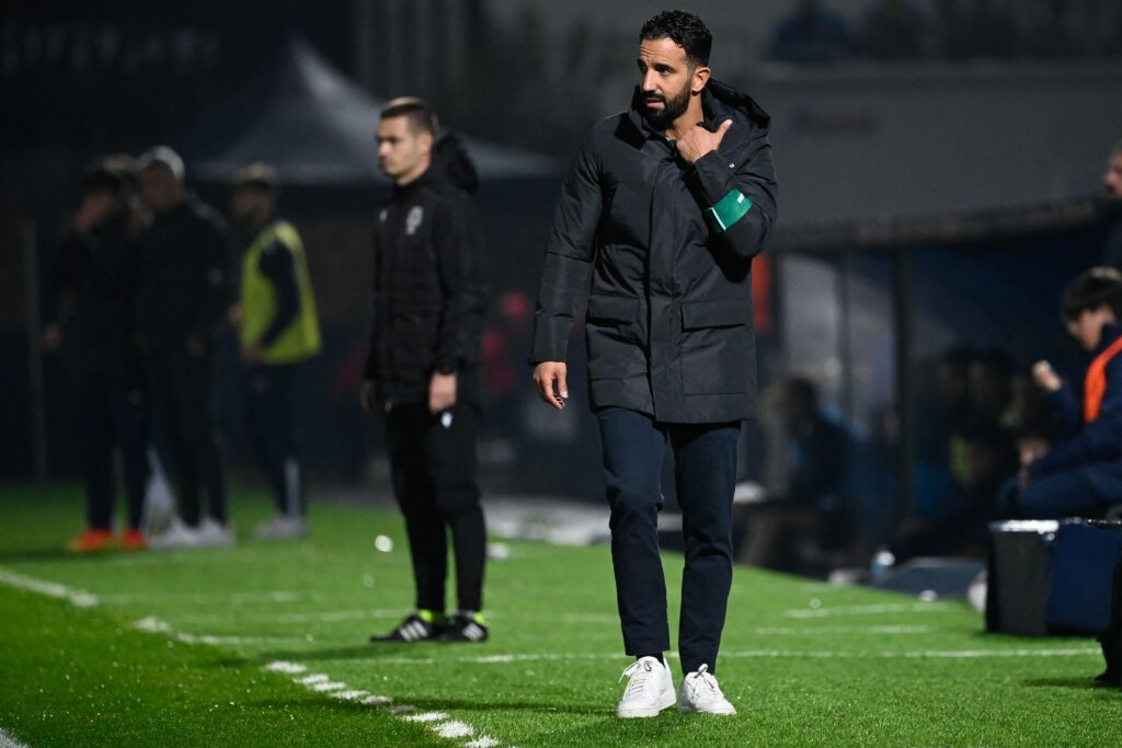 Ruben Amorim forholder sig for første gang til de rygter, der sender ham mod det ledige managersæde i Manchester United.