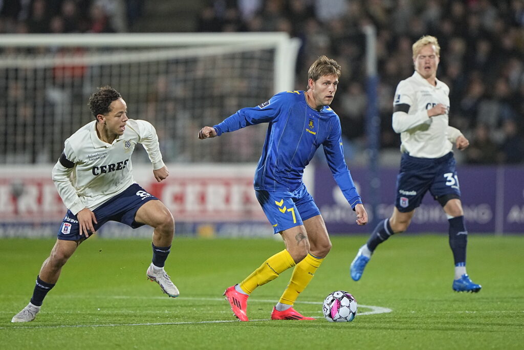 Mikael Anderson og Nicolai Vallys i kamp mellem Brøndby og AGF.