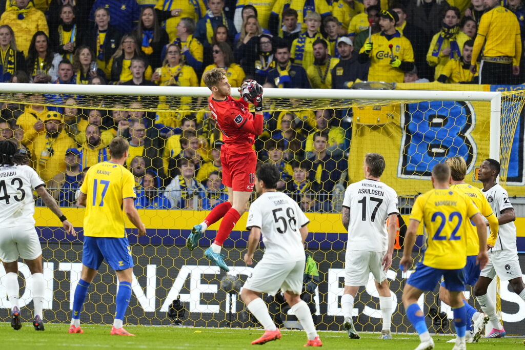 Elias Olafsson griber bolden under 3F Superliga-kampen mellem Brøndby og FC Midtjylland.