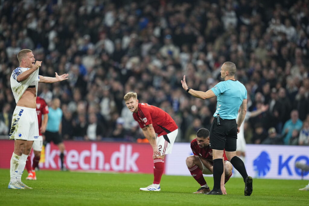 Andreas Cornelius protesterer over VAR-dom.