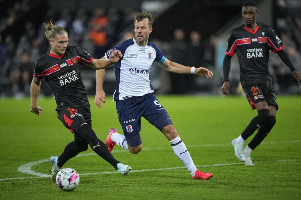 Patrick Mortensen i kamp for AGF mod FC Midtjylland.