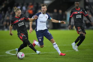 Patrick Mortensen i kamp for AGF mod FC Midtjylland.