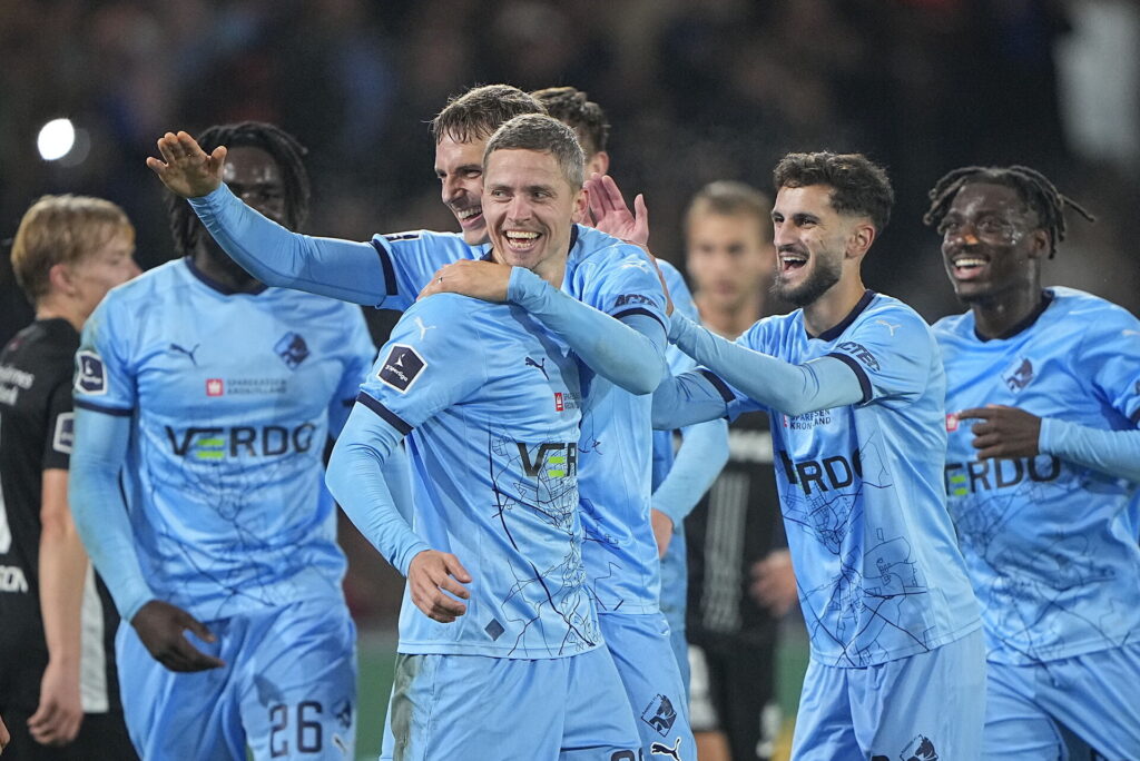 Randers FC-spillerne fejrer en scoring.