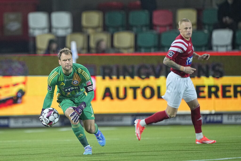 Silkeborg-spillerne Nicolai Larsen og Rasmus Thelander i kamp mod deres tidligere klub AaB.