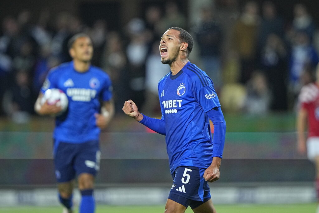 Gabriel fejrer sin scoring for F.C. København.