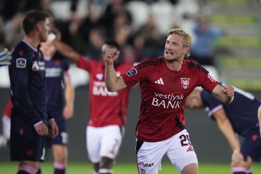 Richard Jensen fejrer en scoring for Vejle mod AaB.