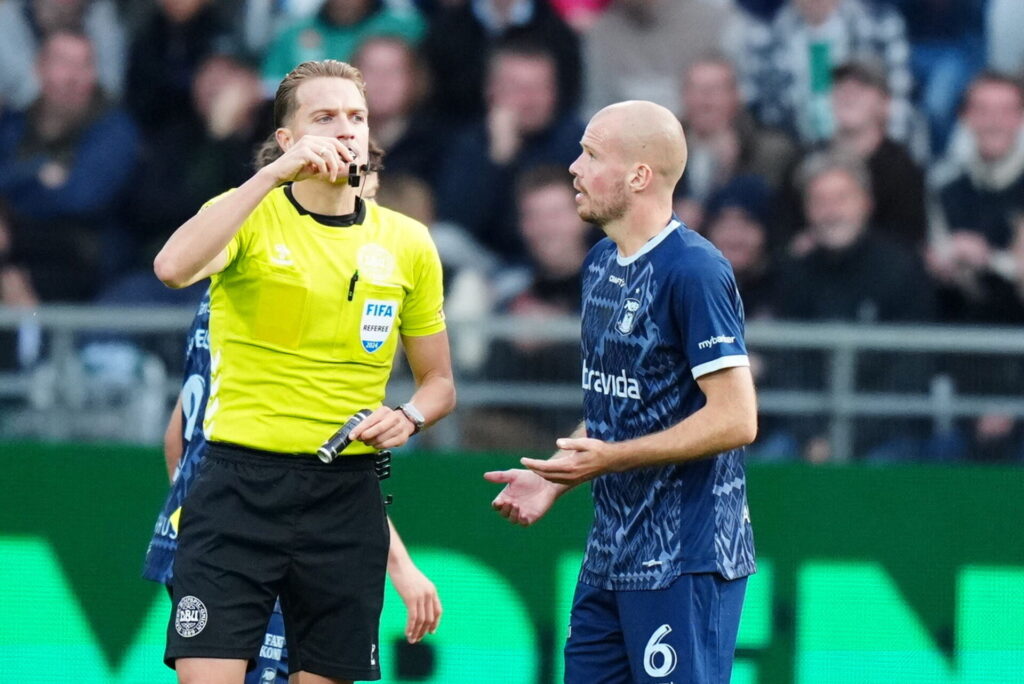 Nicolai Poulsen var harsk i sin kritik af dommer Mikkel Redder efter 1-1 kampen mellem Viborg og AGF.