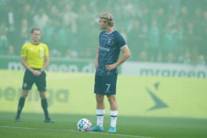 Mads Emil Madsen står midt på banen mod Viborg.