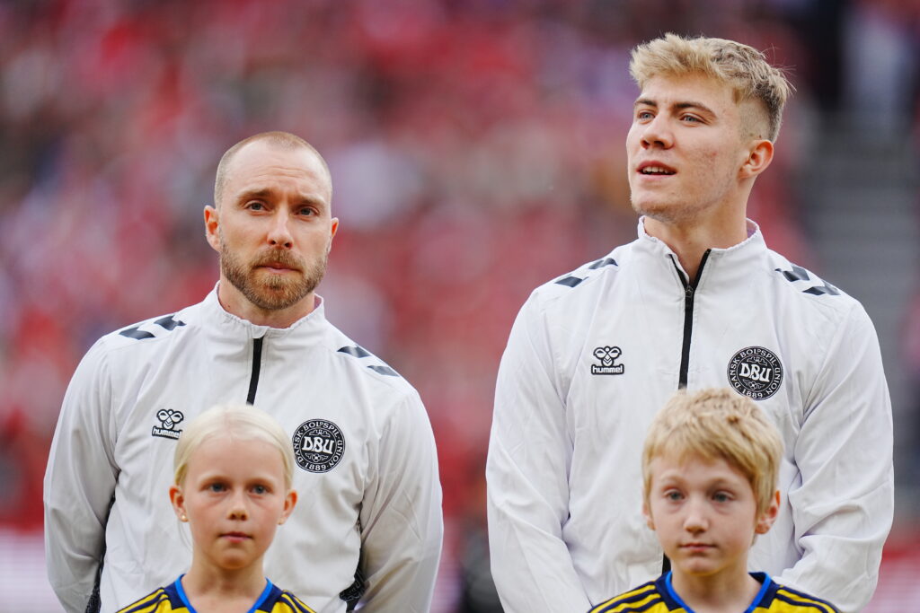 Christian Eriksen og Rasmus Højlund før landskampen mellem Danmark og Sverige.