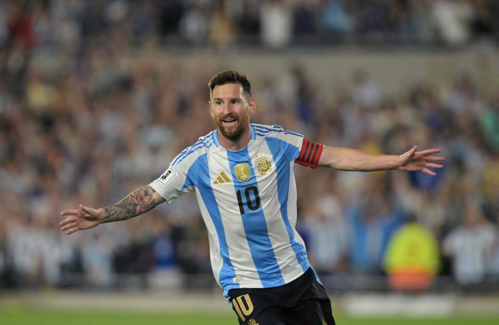 Lionel Messi fejrer at have scoret for Argentina.