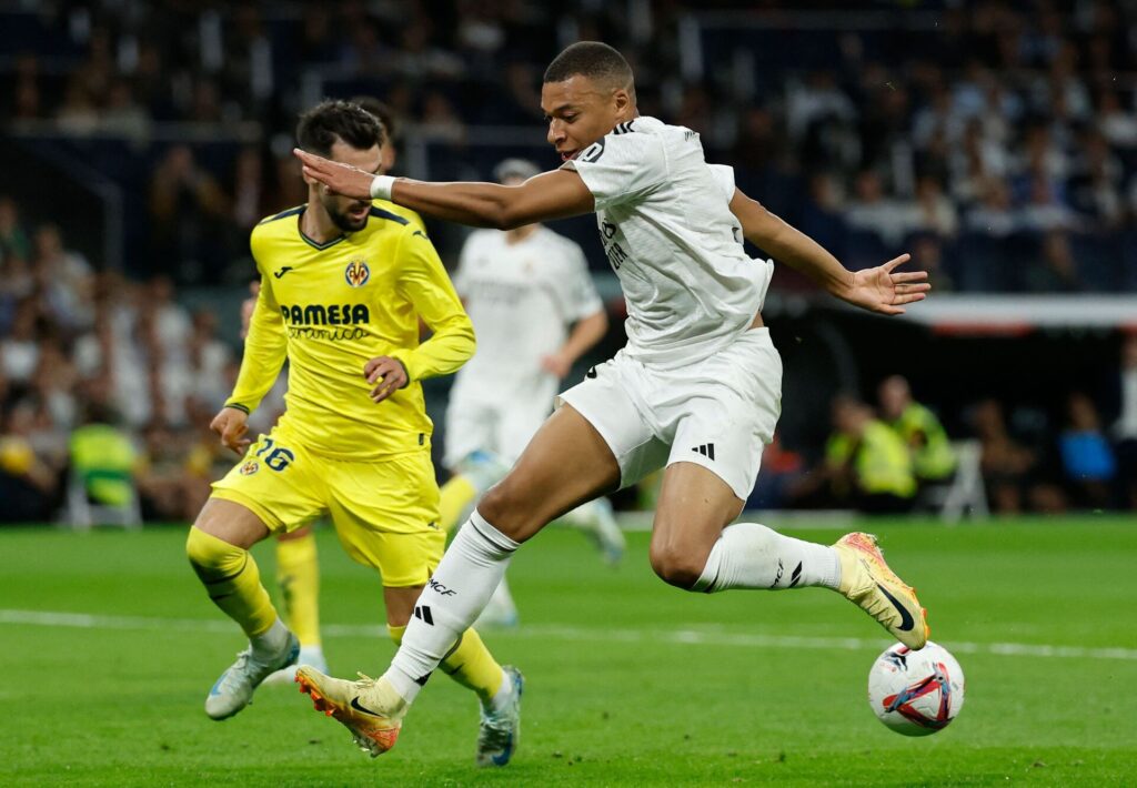 Kylian Mbappé med bolden under en kamp mellem Real Madrid og Villarreal.