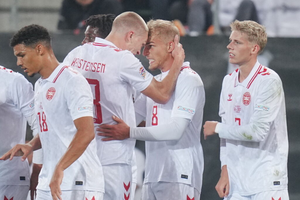 Gustav Isaksen jubler sammen med Rasmus Nissen Kristensen efter sin scoring mod Schweiz.