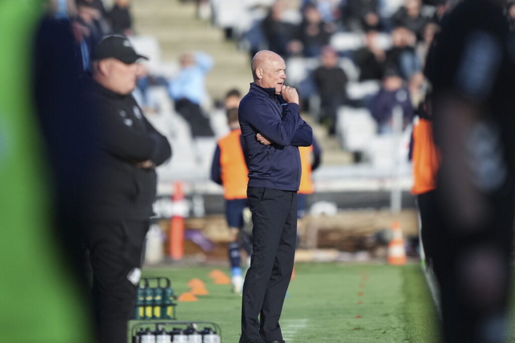 Uwe Rösler holder skarpt øje med slagets gang under AGF's kamp mod Randers.