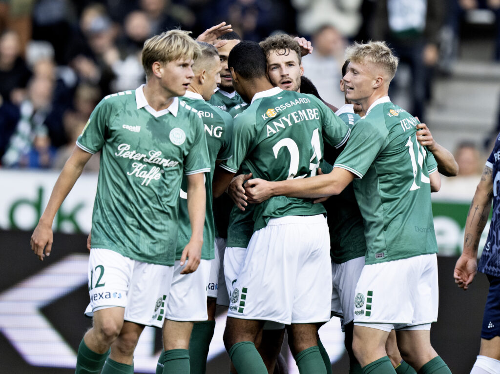 Viborg FF-spillerne fejrer en scoring.