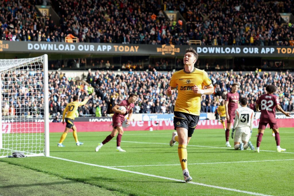 Jørgen Strand Larsen fejrer sin scoring for Wolves mod Manchester City.