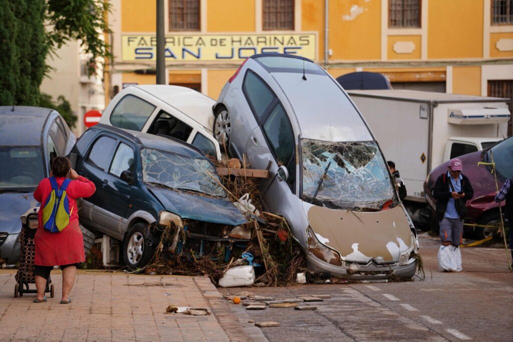 Biler stablet ovenpå hinanden efter oversvømmelserne i Valencia.