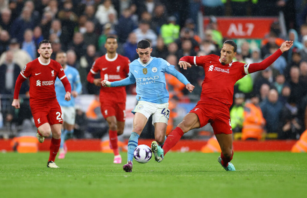 Manchester Citys Phil Foden i duel med Liverpools Virgil Van Dijk.