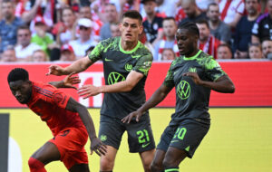 Danske Joakim Mæhle i kamp for Wolfsburg.