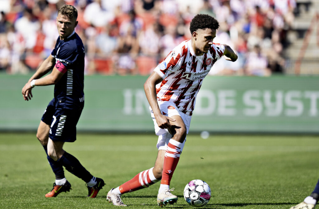 AaB's Sebastian Otoa dribler forbi Vendsyssels Lucas Jensen.