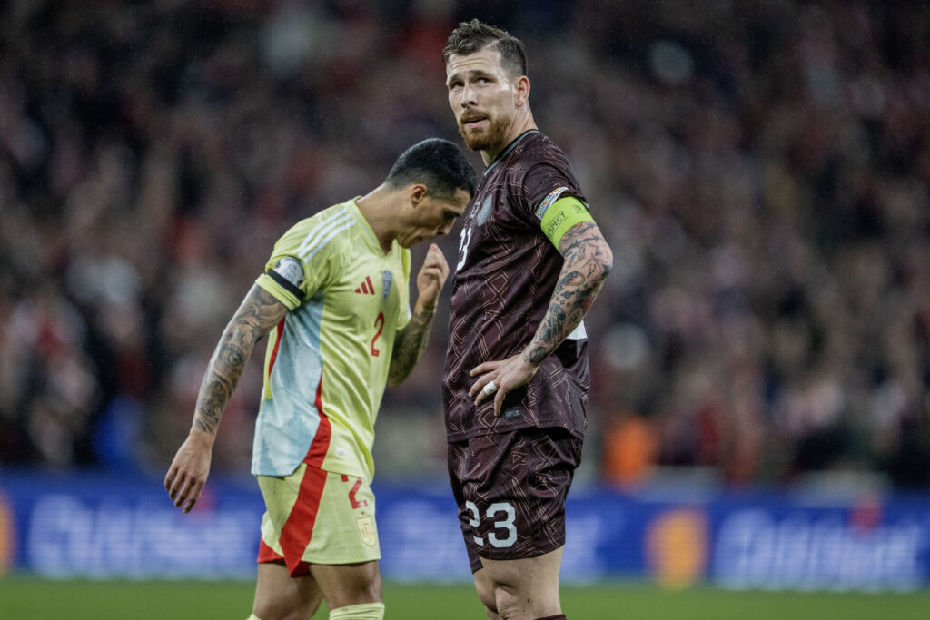 Pierre-Emile Højbjerg kigger mod himlen i Danmarks Nations League-kamp mod Spanien.