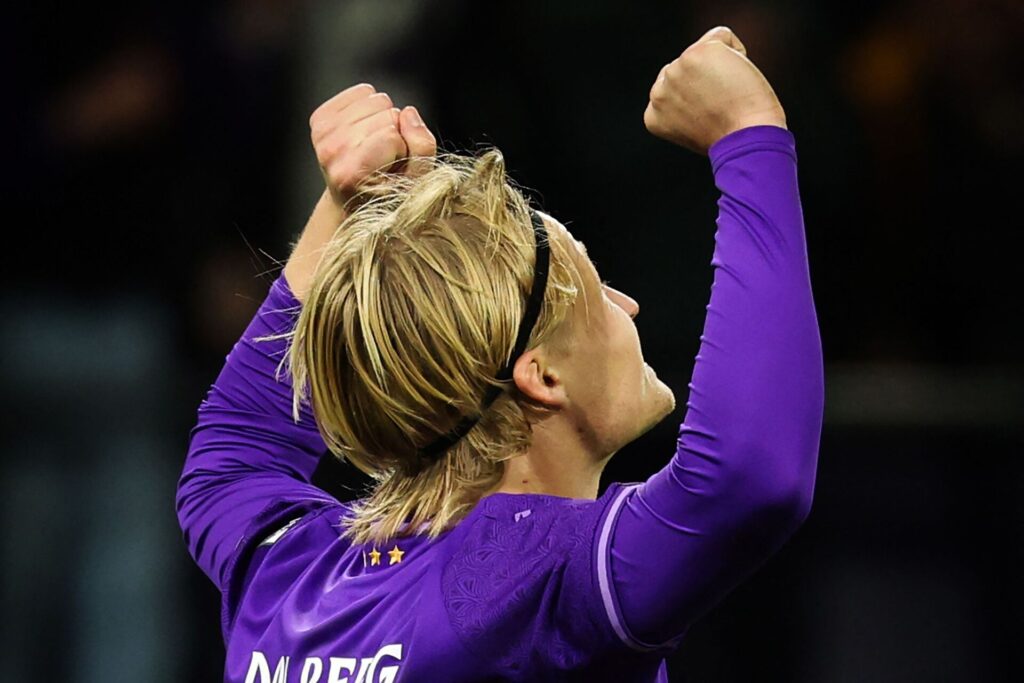 Kasper Dolberg jubler over en scoring for Anderlecht.