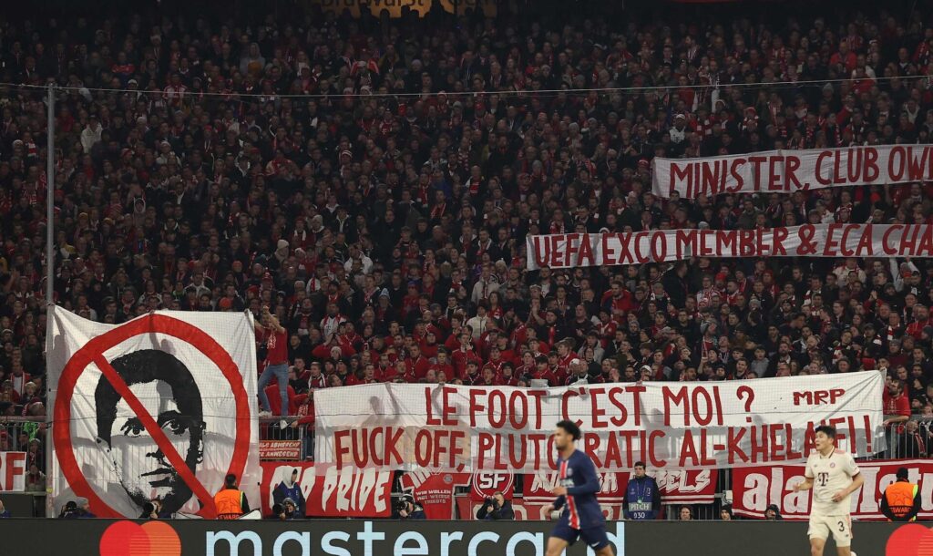 Bayern München fans med banner mod PSG-præsident Nasser Al-Khelaifi