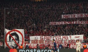 Bayern München fans med banner mod PSG-præsident Nasser Al-Khelaifi