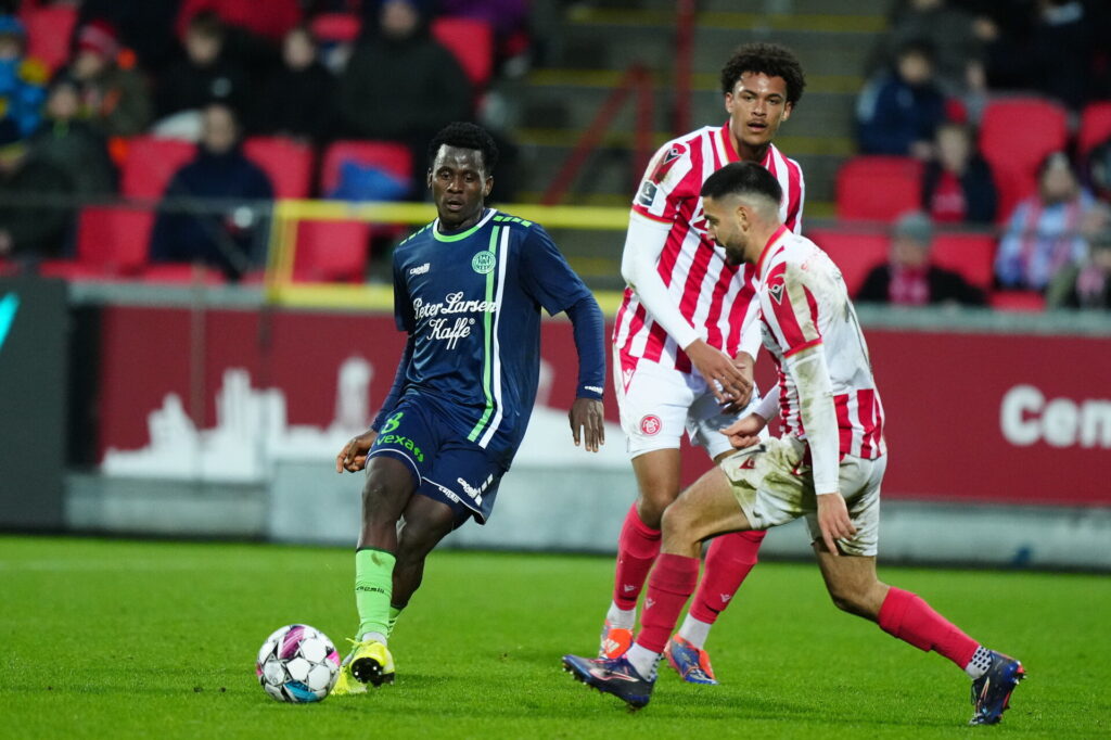 Kamp om bolden mellem AaB's og Viborg FF's spillere.