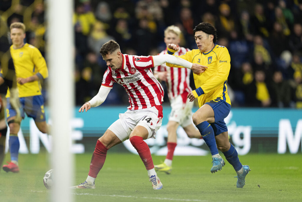 AaBs Andreas Bruus og Brøndbys Yuito Suzuki under superligakampen mellem Brøndby IF og AaB på Brøndby Stadion fredag den 29. november 2024.