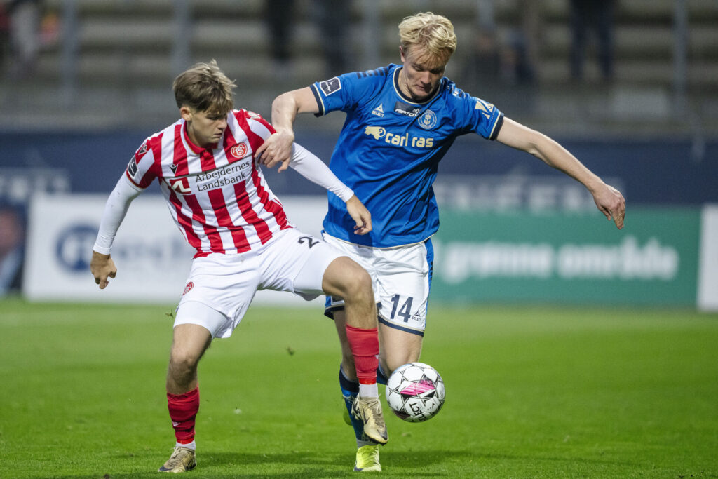 Lauge Sandgrav i aktion for Lyngby Boldklub.