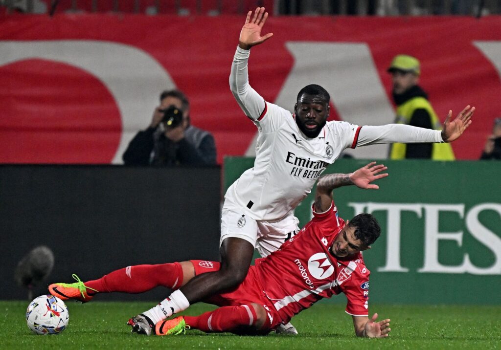 Youssouf Fofana i kamp om bolden under opgøret mellem AC Milan og Monza.