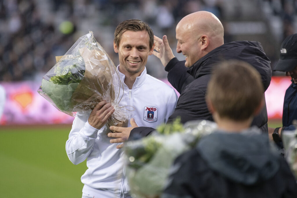 Der var afskedsblomster til AGFs Jakob Ankersen før 3F Superliga kampen, Europa Playoff-finale AGF-OB på Ceres Park i Aarhus onsdag den 29. juli 2020.