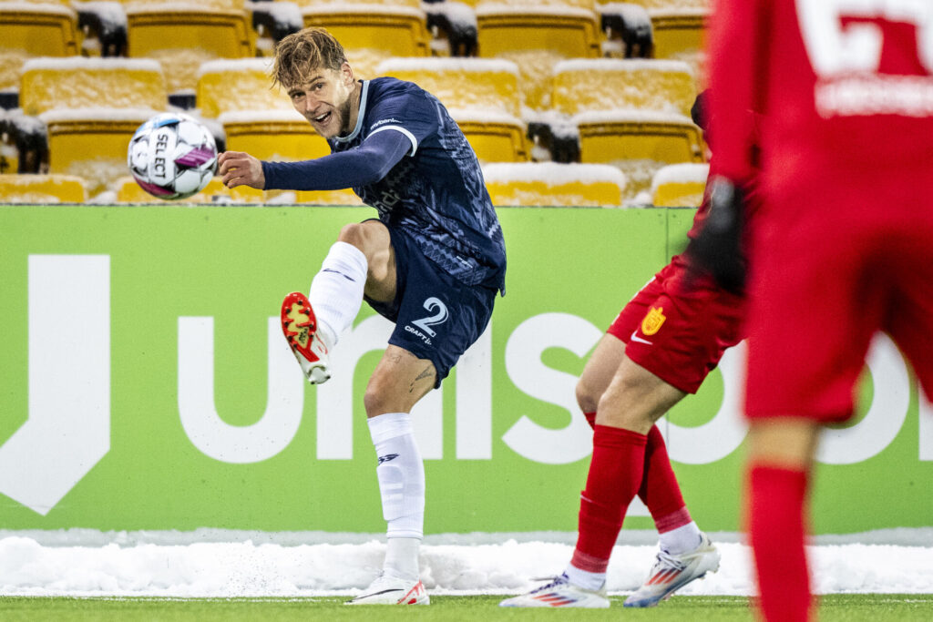 Felix Beijmo i færd med at slå en aflevering under AGF's kamp mod FC Nordsjælland.