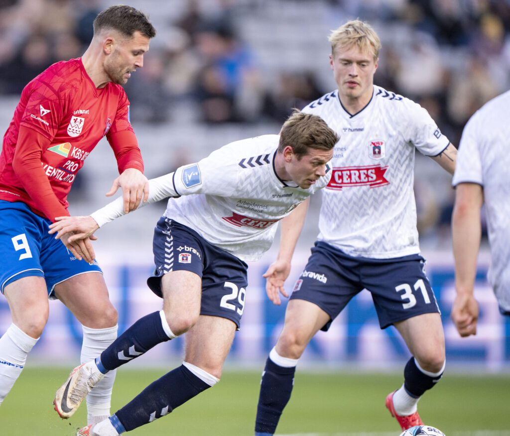 AGFs Frederik Brandhof og Tobias Bech i kamp med Hvidovres Tobias Thomsen under superligakampen mellem AGF og Hvidovre IF på Ceres Park i Aarhus søndag den 17. marts 2024.