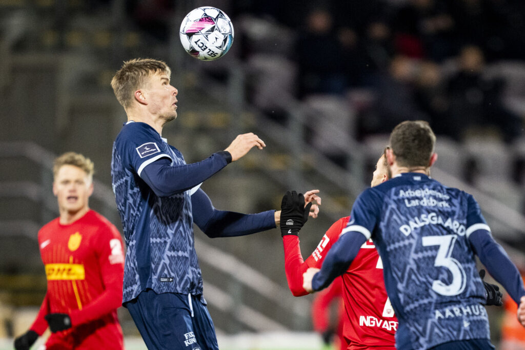 Frederik Tingager vinder en hovedstødsduel mod FC Nordsjælland