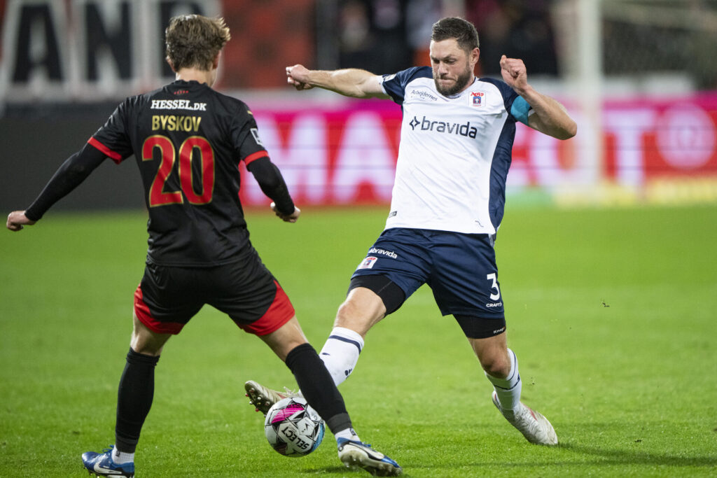 AGFs Henrik Dalsgaard overfor FC Midtjyllands Valdemar Byskov under superligakampen mellem FC Midtjylland og AGF på MCH Arena søndag den 27. oktober 2024